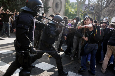 L'atropellament d'una estudiant per la policia va derivar en enfrontaments i càrregues policials   PAU BARRENA